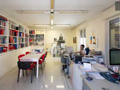 Giacomo ci porta al piano superiore per mostrarci la redazione